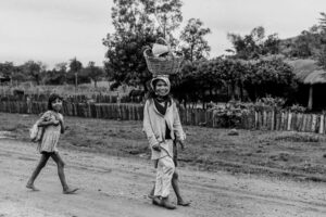 3 AUTOR, atado < carga, atado < Cultura campesina, carga, Cultura campesina, CULTURA PARAGUAYA, FC < 1 CATEGORIA, J.M.Blanch, mujer < adulto, Neg BN, niña < niñez, PARAGUAY, WEB < Pueblos de las Reducciones 2 SOPORTE ORIGINAL, 3 AUTOR, 4 LUGAR, BN, CULTURA PARAGUAYA, Campesinos, Cultura campesina, EDAD, FC, J.M.Blanch, Neg BN, PARAGUAY, PERSONA, Pueblos de las Reducciones, TRANSPORTES CAMINOS y VIAJES, Vida campesina, WEB, adulto, atado, carga, mujer, niña, niñez