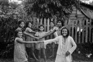 3 AUTOR, CULTURA PARAGUAYA, FU, J.M.Blanch, juego de niños, Neg BN, niña < niñez, PARAGUAY, WEB < Pueblos de las Reducciones 2 SOPORTE ORIGINAL, 3 AUTOR, 4 LUGAR, BN, CULTURA PARAGUAYA, EDAD, FU, J.M.Blanch, Neg BN, PARAGUAY, PERSONA, Pueblos de las Reducciones, WEB, _NUEVAS, juego de niños, niña, niñez