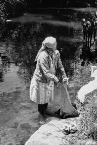 3 AUTOR, Cultura campesina, CULTURA PARAGUAYA, FC < 1 CATEGORIA, J.M.Blanch, lavar ropa < Cultura campesina, lavar ropa < tareas domesticas, mujer < adulto, Neg BN, PARAGUAY, WEB < Pueblos de las Reducciones 2 SOPORTE ORIGINAL, 3 AUTOR, 4 LUGAR, BN, CULTURA PARAGUAYA, Campesinos, Cultura campesina, EDAD, FC, J.M.Blanch, Neg BN, PARAGUAY, PERSONA, Pueblos de las Reducciones, TRABAJO, TRABAJO Y ARTESANIA, Vida campesina, WEB, adulto, ao johei, lavar ropa, mujer, tareas domesticas