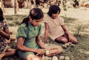 3 AUTOR, Cultura campesina, CULTURA PARAGUAYA, Diapos 35 mm, FC < 1 CATEGORIA, J.M.Blanch, niña < niñez, PARAGUAY, WEB < Pueblos de las Reducciones 2 SOPORTE ORIGINAL, 3 AUTOR, 4 LUGAR, CULTURA PARAGUAYA, Campesinos, Cultura campesina, Diapos 35 mm, EDAD, FC, J.M.Blanch, PARAGUAY, PERSONA, Pueblos de las Reducciones, Vida campesina, WEB, niña, niñez