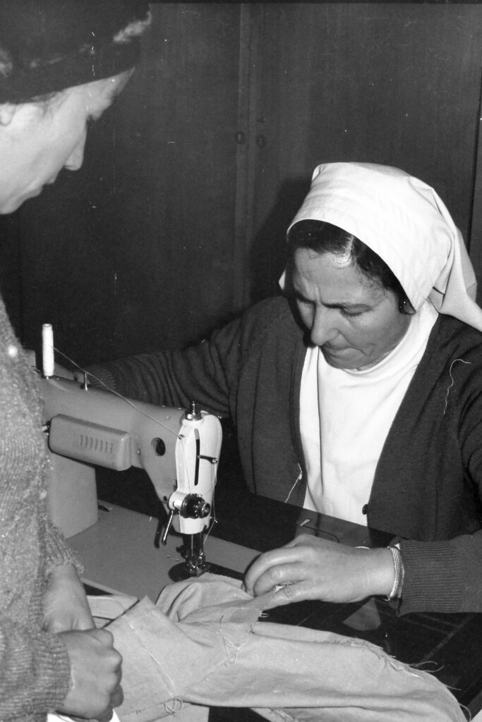 3 AUTOR, Academia de Corte y Confección, FU, J.M.Blanch, JESUITAS (OBRAS), Neg BN, PARAGUAY, Parroquia Cristo Rey < Parroquias, WEB 2 SOPORTE ORIGINAL, 3 AUTOR, 4 LUGAR, Academia de Corte y Confección, BN, FU, J.M.Blanch, JESUITAS (OBRAS), Neg BN, PARAGUAY, Parroquia Cristo Rey, Parroquias, Pueblos de las Reducciones, WEB