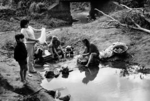 3 AUTOR, Cultura campesina, CULTURA PARAGUAYA, FC < 1 CATEGORIA, J.M.Blanch, lavar ropa < Cultura campesina, Neg BN, PARAGUAY, WEB < Pueblos de las Reducciones 2 SOPORTE ORIGINAL, 3 AUTOR, 4 LUGAR, BN, CULTURA PARAGUAYA, Campesinos, Cultura campesina, FC, J.M.Blanch, Neg BN, PARAGUAY, Pueblos de las Reducciones, Vida campesina, WEB, ao johei, lavar ropa