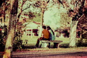 3 AUTOR, banco, Cultura urbana, Diapos 35 mm, FU, J.M.Blanch, joven < joven, PARAGUAY, pareja, parque 2 SOPORTE ORIGINAL, 3 AUTOR, 4 LUGAR, ARQUITECTURA, CANTIDAD, CULTURA PARAGUAYA, Cultura urbana, Diapos 35 mm, EDAD, Edificios, Edificios comerciales, FU, J.M.Blanch, PARAGUAY, PERSONA, Pueblos de las Reducciones, Urbanismo, adolescente, banco, joven, jovenes, pareja, parque