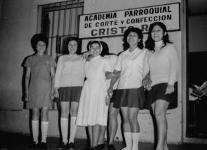 2 SOPORTE ORIGINAL, 3 AUTOR, academia de corte, Academia de Corte y Confección, FU, J.M.Blanch, JESUITAS (OBRAS), Neg BN, PARAGUAY, Parroquia Cristo Rey < Parroquias, retrato espontaneo, WEB < Pueblos de las Reducciones 2 SOPORTE ORIGINAL, 3 AUTOR, 4 LUGAR, Academia de Corte y Confección, BN, EDUCACION INFORMAL, Educacion artistica, FU, J.M.Blanch, JESUITAS (OBRAS), Neg BN, PARAGUAY, PERSONA, Parroquia Cristo Rey, Parroquias, Pueblos de las Reducciones, RETRATO, WEB, academia de corte, manualidades, retrato espontaneo