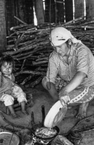 3 AUTOR, cocina < Cultura campesina, Cultura campesina, CULTURA PARAGUAYA, FC < 1 CATEGORIA, J.M.Blanch, Neg BN, PARAGUAY, WEB < Pueblos de las Reducciones 2 SOPORTE ORIGINAL, 3 AUTOR, 4 LUGAR, BN, CULTURA PARAGUAYA, Campesinos, Cultura campesina, FC, J.M.Blanch, Neg BN, PARAGUAY, Pueblos de las Reducciones, Vida campesina, WEB, cocina