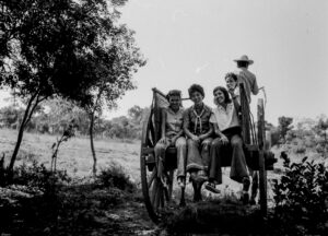 2 SOPORTE ORIGINAL, 3 AUTOR, carreta < Cultura campesina, CULTURA PARAGUAYA, FC < 1 CATEGORIA, J.M.Blanch, Neg BN, PARAGUAY, retrato de grupo, WEB < Pueblos de las Reducciones 2 SOPORTE ORIGINAL, 3 AUTOR, 4 LUGAR, BN, CULTURA PARAGUAYA, Campesinos, Cultura campesina, FC, J.M.Blanch, Neg BN, PARAGUAY, PERSONA, Pueblos de las Reducciones, RETRATO, Vida campesina, WEB, carreta, retrato de grupo