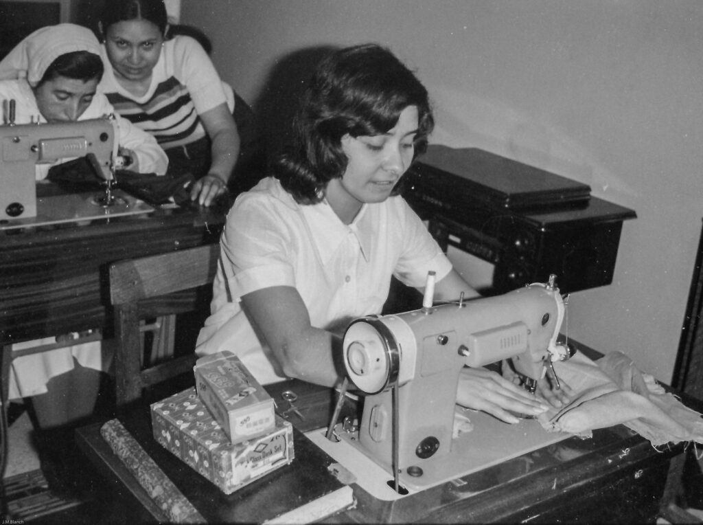 2 SOPORTE ORIGINAL, 3 AUTOR, academia de corte, Academia de Corte y Confección, FU, J.M.Blanch, JESUITAS (OBRAS), Neg BN, PARAGUAY, Parroquia Cristo Rey < Parroquias, retrato posado, WEB 2 SOPORTE ORIGINAL, 3 AUTOR, 4 LUGAR, Academia de Corte y Confección, BN, EDUCACION INFORMAL, Educacion artistica, FU, J.M.Blanch, JESUITAS (OBRAS), Neg BN, PARAGUAY, PERSONA, Parroquia Cristo Rey, Parroquias, Pueblos de las Reducciones, RETRATO, WEB, academia de corte, manualidades, retrato posado