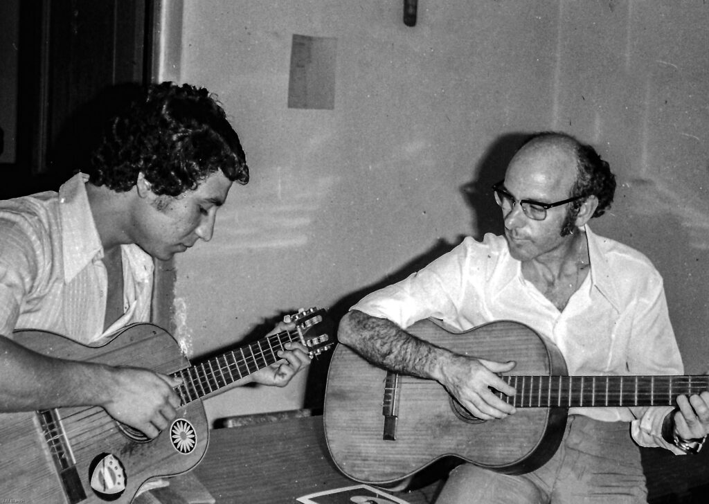 2 SOPORTE ORIGINAL, 3 AUTOR, canto, CEC < Educ de adultos < Centros, CEC < Parroquia Cristo Rey < Parroquias, FU, guitarra, Hno. Antonio Castillo SJ, J.M.Blanch, JESUITAS (OBRAS), Neg BN, PARAGUAY, Parroquia Cristo Rey < Parroquias, WEB 2 SOPORTE ORIGINAL, 3 AUTOR, 4 LUGAR, BN, CEC, Canto, Centros, EDUCACION FORMAL, Educ de adultos, FU, Hno. Antonio Castillo SJ, J.M.Blanch, JESUITAS, JESUITAS (OBRAS), MUSICA y BAILES, Neg BN, PARAGUAY, Parroquia Cristo Rey, Parroquias, Personas SJ, Pueblos de las Reducciones, WEB, canto, guitarra, instrumentos