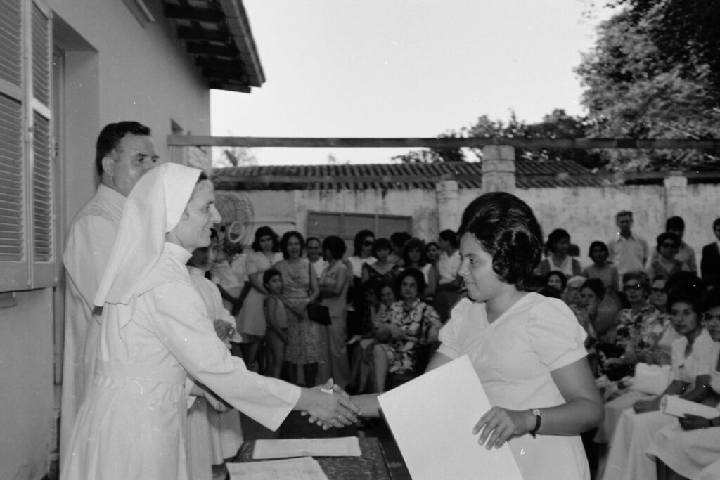 3 AUTOR, academia de corte, Academia de Corte y Confección, FU, J.M.Blanch, JESUITAS (OBRAS), Neg BN, PARAGUAY, Parroquia Cristo Rey < Parroquias, WEB 2 SOPORTE ORIGINAL, 3 AUTOR, 4 LUGAR, Academia de Corte y Confección, BN, EDUCACION INFORMAL, Educacion artistica, FU, J.M.Blanch, JESUITAS (OBRAS), Neg BN, PARAGUAY, Parroquia Cristo Rey, Parroquias, Pueblos de las Reducciones, WEB, academia de corte, manualidades