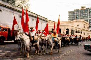 3 AUTOR, Cultura urbana, desfile, Diapos 35 mm, FU, J.M.Blanch, PARAGUAY, Partido Colorado 2 SOPORTE ORIGINAL, 3 AUTOR, 4 LUGAR, CULTURA PARAGUAYA, Cultura urbana, Diapos 35 mm, FIESTAS Y CELEBRACIONES, FU, J.M.Blanch, PARAGUAY, POLITICA, Partido Colorado, Pueblos de las Reducciones, desfile, fiesta civil