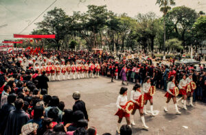 3 AUTOR, Cultura urbana, desfile, Diapos 35 mm, FU, J.M.Blanch, PARAGUAY, Partido Colorado 2 SOPORTE ORIGINAL, 3 AUTOR, 4 LUGAR, CULTURA PARAGUAYA, Cultura urbana, Diapos 35 mm, FIESTAS Y CELEBRACIONES, FU, J.M.Blanch, PARAGUAY, POLITICA, Partido Colorado, Pueblos de las Reducciones, desfile, fiesta civil