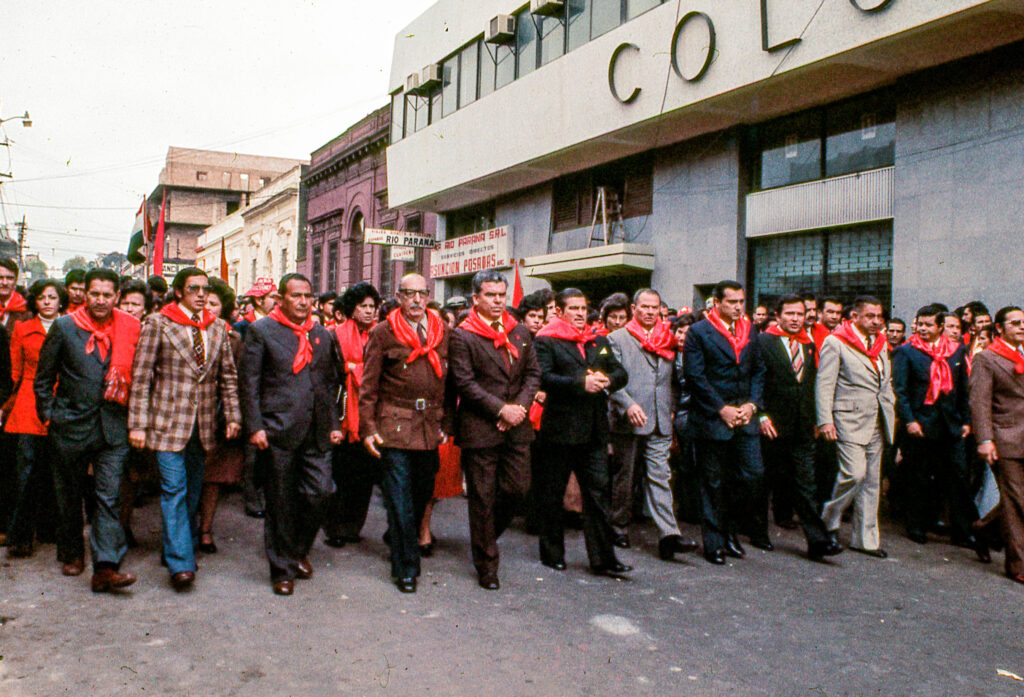 3 AUTOR, Cultura urbana, desfile, Diapos 35 mm, FU, J.M.Blanch, PARAGUAY, Partido Colorado 2 SOPORTE ORIGINAL, 3 AUTOR, 4 LUGAR, CULTURA PARAGUAYA, Cultura urbana, Diapos 35 mm, FIESTAS Y CELEBRACIONES, FU, J.M.Blanch, PARAGUAY, POLITICA, Partido Colorado, Pueblos de las Reducciones, desfile, fiesta civil