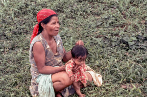 3 AUTOR, Ava guarani, Diapos 35 mm, FI, INDIGENAS, J.M.Blanch, madre, PARAGUAY, WEB < Pueblos de las Reducciones 2 SOPORTE ORIGINAL, 3 AUTOR, 4 LUGAR, Ava guarani, CANTIDAD, Diapos 35 mm, FI, INDIGENAS, J.M.Blanch, PARAGUAY, Pueblos de las Reducciones, WEB, familia, grupo, madre