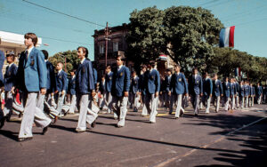 3 AUTOR, Cultura urbana, desfile, Diapos 35 mm, FU, hombre, J.M.Blanch, joven < joven, PARAGUAY 2 SOPORTE ORIGINAL, 3 AUTOR, 4 LUGAR, CULTURA PARAGUAYA, Cultura urbana, Diapos 35 mm, EDAD, FIESTAS Y CELEBRACIONES, FU, J.M.Blanch, PARAGUAY, PERSONA, Pueblos de las Reducciones, adolescente, adulto, desfile, fiesta civil, hombre, joven, jovenes, varon