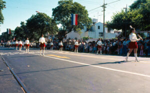 3 AUTOR, Cultura urbana, desfile, Diapos 35 mm, FU, J.M.Blanch, joven < joven, PARAGUAY 2 SOPORTE ORIGINAL, 3 AUTOR, 4 LUGAR, CULTURA PARAGUAYA, Cultura urbana, Diapos 35 mm, EDAD, FIESTAS Y CELEBRACIONES, FU, J.M.Blanch, PARAGUAY, PERSONA, Pueblos de las Reducciones, adolescente, desfile, fiesta civil, joven, jovenes