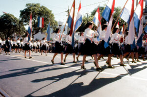 3 AUTOR, Cultura urbana, desfile, Diapos 35 mm, FU, J.M.Blanch, joven < joven, mujer < adulto, PARAGUAY 2 SOPORTE ORIGINAL, 3 AUTOR, 4 LUGAR, CULTURA PARAGUAYA, Cultura urbana, Diapos 35 mm, EDAD, FIESTAS Y CELEBRACIONES, FU, J.M.Blanch, PARAGUAY, PERSONA, Pueblos de las Reducciones, adolescente, adulto, desfile, fiesta civil, joven, jovenes, mujer