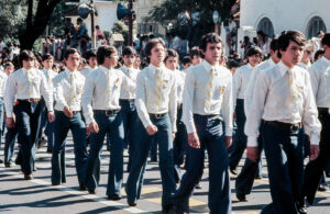 3 AUTOR, Cultura urbana, desfile, Diapos 35 mm, FU, hombre, J.M.Blanch, joven < joven, PARAGUAY 2 SOPORTE ORIGINAL, 3 AUTOR, 4 LUGAR, CULTURA PARAGUAYA, Cultura urbana, Diapos 35 mm, EDAD, FIESTAS Y CELEBRACIONES, FU, J.M.Blanch, PARAGUAY, PERSONA, Pueblos de las Reducciones, adolescente, adulto, desfile, fiesta civil, hombre, joven, jovenes, varon