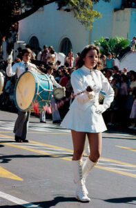 3 AUTOR, Cultura urbana, desfile, Diapos 35 mm, FU, J.M.Blanch, joven < joven, mujer < adulto, PARAGUAY 2 SOPORTE ORIGINAL, 3 AUTOR, 4 LUGAR, CULTURA PARAGUAYA, Cultura urbana, Diapos 35 mm, EDAD, FIESTAS Y CELEBRACIONES, FU, J.M.Blanch, PARAGUAY, PERSONA, Pueblos de las Reducciones, adolescente, adulto, desfile, fiesta civil, joven, jovenes, mujer