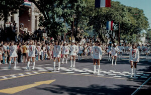 3 AUTOR, Cultura urbana, desfile, Diapos 35 mm, FU, J.M.Blanch, joven < joven, mujer < adulto, PARAGUAY 2 SOPORTE ORIGINAL, 3 AUTOR, 4 LUGAR, CULTURA PARAGUAYA, Cultura urbana, Diapos 35 mm, EDAD, FIESTAS Y CELEBRACIONES, FU, J.M.Blanch, PARAGUAY, PERSONA, Pueblos de las Reducciones, adolescente, adulto, desfile, fiesta civil, joven, jovenes, mujer