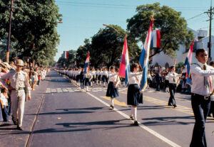 3 AUTOR, Cultura urbana, desfile, Diapos 35 mm, FU, J.M.Blanch, joven < joven, PARAGUAY 2 SOPORTE ORIGINAL, 3 AUTOR, 4 LUGAR, CULTURA PARAGUAYA, Cultura urbana, Diapos 35 mm, EDAD, FIESTAS Y CELEBRACIONES, FU, J.M.Blanch, PARAGUAY, PERSONA, Pueblos de las Reducciones, adolescente, desfile, fiesta civil, joven, jovenes