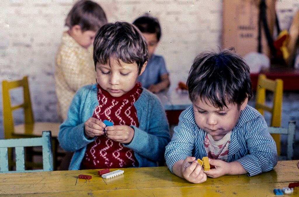 3 AUTOR, Cultura urbana, Diapos 35 mm, FU, guarderia, J.M.Blanch, juegos de niños, niño, PARAGUAY, retrato espontaneo 2 SOPORTE ORIGINAL, 3 AUTOR, 4 LUGAR, CELEBRACIONES, CULTURA PARAGUAYA, Cultura urbana, DEPORTES JUEGOS VACACIONES, Diapos 35 mm, EDAD, EDUCACION FORMAL, Etapas, FU, J.M.Blanch, PARAGUAY, PERSONA, Pueblos de las Reducciones, RETRATO, guarderia, juegos de niños, niñez, niño, retrato espontaneo
