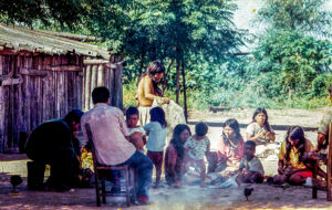 3 AUTOR, Ayoreos, casa indígena, Diapos 35 mm, familia, FI, indigena, INDIGENAS, J.M.Blanch, PARAGUAY, WEB < Pueblos de las Reducciones 2 SOPORTE ORIGINAL, 3 AUTOR, 4 LUGAR, ARQUITECTURA, Ayoreos, CANTIDAD, Diapos 35 mm, Edificios, Edificios residenciales, FI, INDIGENAS, J.M.Blanch, PARAGUAY, Pueblos de las Reducciones, WEB, _NUEVAS, casa, casa indígena, familia, grupo, indigena, vivienda