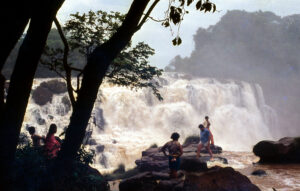 3 AUTOR, Diapos 35 mm, FN, J.M.Blanch, NATURALEZA, PAISAJE, PARAGUAY, rio Parana, salto de agua, WEB < Pueblos de las Reducciones 2 SOPORTE ORIGINAL, 3 AUTOR, 4 LUGAR, Diapos 35 mm, FN, J.M.Blanch, NATURALEZA, PAISAJE, PARAGUAY, Pueblos de las Reducciones, WEB, _NUEVAS, catarata, rio Parana, salto de agua