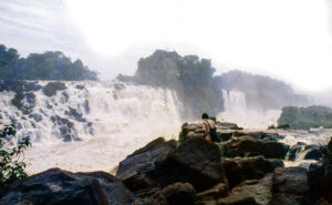 3 AUTOR, Diapos 35 mm, FN, J.M.Blanch, NATURALEZA, PAISAJE, PARAGUAY, rio Parana, salto de agua, WEB < Pueblos de las Reducciones 2 SOPORTE ORIGINAL, 3 AUTOR, 4 LUGAR, Diapos 35 mm, FN, J.M.Blanch, NATURALEZA, PAISAJE, PARAGUAY, Pueblos de las Reducciones, WEB, _NUEVAS, catarata, rio Parana, salto de agua