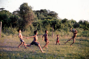 3 AUTOR, CIPAE, CULTURA PARAGUAYA, Diapos 35 mm, FC < 1 CATEGORIA, J.M.Blanch, juegos de niños, niño, PARAGUAY, pelota 2 SOPORTE ORIGINAL, 3 AUTOR, 4 LUGAR, CELEBRACIONES, CIPAE, CULTURA PARAGUAYA, Comité de Iglesias, DEPORTES JUEGOS VACACIONES, Diapos 35 mm, EDAD, FC, J.M.Blanch, JESUITAS, PARAGUAY, PERSONA, Pueblos de las Reducciones, Servicio a la Iglesia Paraguaya, juegos de niños, niñez, niño, pelota