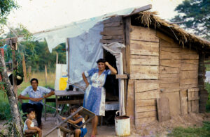 3 AUTOR, CIPAE, CULTURA PARAGUAYA, FC < 1 CATEGORIA, hombre, J.M.Blanch, mujer < adulto, PARAGUAY, pareja, pobreza < SOCIEDAD, vivienda precaria 3 AUTOR, 4 LUGAR, ARQUITECTURA, CANTIDAD, CIPAE, CULTURA PARAGUAYA, Comité de Iglesias, EDAD, Edificios, Edificios residenciales, FC, J.M.Blanch, JESUITAS, PARAGUAY, PERSONA, Pueblos de las Reducciones, Servicio a la Iglesia Paraguaya, adulto, casa, hombre, marginación, mujer, pareja, pobreza, varon, vivienda, vivienda precaria