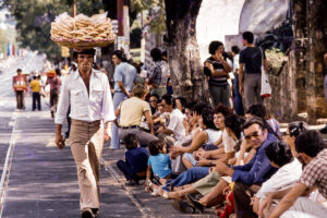 3 AUTOR, chipa, Comida tipica, CULTURA PARAGUAYA, Cultura urbana, desfile, Diapos 35 mm, FU, J.M.Blanch, joven < joven, PARAGUAY, POLITICA, vendedora ambulante 2 SOPORTE ORIGINAL, 3 AUTOR, 4 LUGAR, CULTURA PARAGUAYA, Comida tipica, Cultura urbana, Diapos 35 mm, EDAD, FIESTAS Y CELEBRACIONES, FU, J.M.Blanch, PARAGUAY, PERSONA, POLITICA, Pueblos de las Reducciones, TRABAJO, TRABAJO Y ARTESANIA, adolescente, ccomercio, chipa, desfile, fiesta civil, joven, jovenes, vendedor, vendedora ambulante