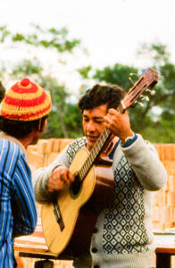 3 AUTOR, celebracion de la palabra, CIPAE, CULTURA PARAGUAYA, Diapos 35 mm, FC < 1 CATEGORIA, grupo, guitarra, J.M.Blanch, PARAGUAY 2 SOPORTE ORIGINAL, 3 AUTOR, 4 LUGAR, CANTIDAD, CIPAE, CULTURA PARAGUAYA, Canto, Comité de Iglesias, Diapos 35 mm, FC, J.M.Blanch, JESUITAS, MUSICA y BAILES, PARAGUAY, Pueblos de las Reducciones, RELIGION, Servicio a la Iglesia Paraguaya, celebracion de la palabra, grupo, guitarra, instrumentos