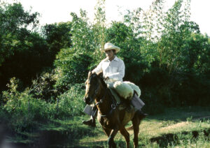 3 AUTOR, caballo, CULTURA PARAGUAYA, Diapos 35 mm, FC < 1 CATEGORIA, hombre, J.M.Blanch, PAISAJE, PARAGUAY, rio 2 SOPORTE ORIGINAL, 3 AUTOR, 4 LUGAR, Animal, Animales domésticos, CULTURA PARAGUAYA, Diapos 35 mm, EDAD, FC, FN, J.M.Blanch, NATURALEZA, PAISAJE, PARAGUAY, PERSONA, Pueblos de las Reducciones, adulto, caballo, hombre, rio, varon