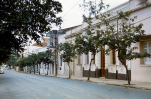 3 AUTOR, calle < Urbanismo, ciudad, Cultura urbana, Diapos 35 mm, FU, J.M.Blanch, PARAGUAY 2 SOPORTE ORIGINAL, 3 AUTOR, 4 LUGAR, ARQUITECTURA, CULTURA PARAGUAYA, Cultura urbana, Diapos 35 mm, Edificios, FU, J.M.Blanch, PARAGUAY, Pueblos de las Reducciones, Urbanismo, calle, ciudad