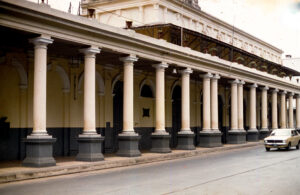 3 AUTOR, calle < Urbanismo, ciudad, Cultura urbana, Diapos 35 mm, FU, J.M.Blanch, PARAGUAY 2 SOPORTE ORIGINAL, 3 AUTOR, 4 LUGAR, ARQUITECTURA, CULTURA PARAGUAYA, Cultura urbana, Diapos 35 mm, Edificios, FU, J.M.Blanch, PARAGUAY, Pueblos de las Reducciones, Urbanismo, calle, ciudad
