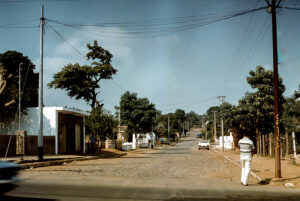 3 AUTOR, calle < Urbanismo, ciudad, Cultura urbana, Diapos 35 mm, FU, J.M.Blanch, PARAGUAY 2 SOPORTE ORIGINAL, 3 AUTOR, 4 LUGAR, ARQUITECTURA, CULTURA PARAGUAYA, Cultura urbana, Diapos 35 mm, Edificios, FU, J.M.Blanch, PARAGUAY, Pueblos de las Reducciones, Urbanismo, calle, ciudad