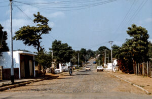 3 AUTOR, calle < Urbanismo, ciudad, Cultura urbana, Diapos 35 mm, FU, J.M.Blanch, PARAGUAY 2 SOPORTE ORIGINAL, 3 AUTOR, 4 LUGAR, ARQUITECTURA, CULTURA PARAGUAYA, Cultura urbana, Diapos 35 mm, Edificios, FU, J.M.Blanch, PARAGUAY, Pueblos de las Reducciones, Urbanismo, calle, ciudad