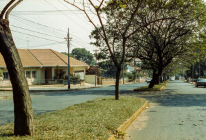 3 AUTOR, calle < Urbanismo, ciudad, Cultura urbana, Diapos 35 mm, FU, J.M.Blanch, PARAGUAY 2 SOPORTE ORIGINAL, 3 AUTOR, 4 LUGAR, ARQUITECTURA, CULTURA PARAGUAYA, Cultura urbana, Diapos 35 mm, Edificios, FU, J.M.Blanch, PARAGUAY, Pueblos de las Reducciones, Urbanismo, calle, ciudad