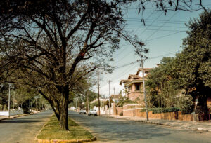 3 AUTOR, calle < Urbanismo, ciudad, Cultura urbana, Diapos 35 mm, FU, J.M.Blanch, PARAGUAY 2 SOPORTE ORIGINAL, 3 AUTOR, 4 LUGAR, ARQUITECTURA, CULTURA PARAGUAYA, Cultura urbana, Diapos 35 mm, Edificios, FU, J.M.Blanch, PARAGUAY, Pueblos de las Reducciones, Urbanismo, calle, ciudad