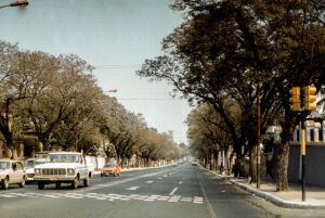 3 AUTOR, calle < Urbanismo, ciudad, Cultura urbana, Diapos 35 mm, FU, J.M.Blanch, PARAGUAY 2 SOPORTE ORIGINAL, 3 AUTOR, 4 LUGAR, ARQUITECTURA, CULTURA PARAGUAYA, Cultura urbana, Diapos 35 mm, Edificios, FU, J.M.Blanch, PARAGUAY, Pueblos de las Reducciones, Urbanismo, calle, ciudad