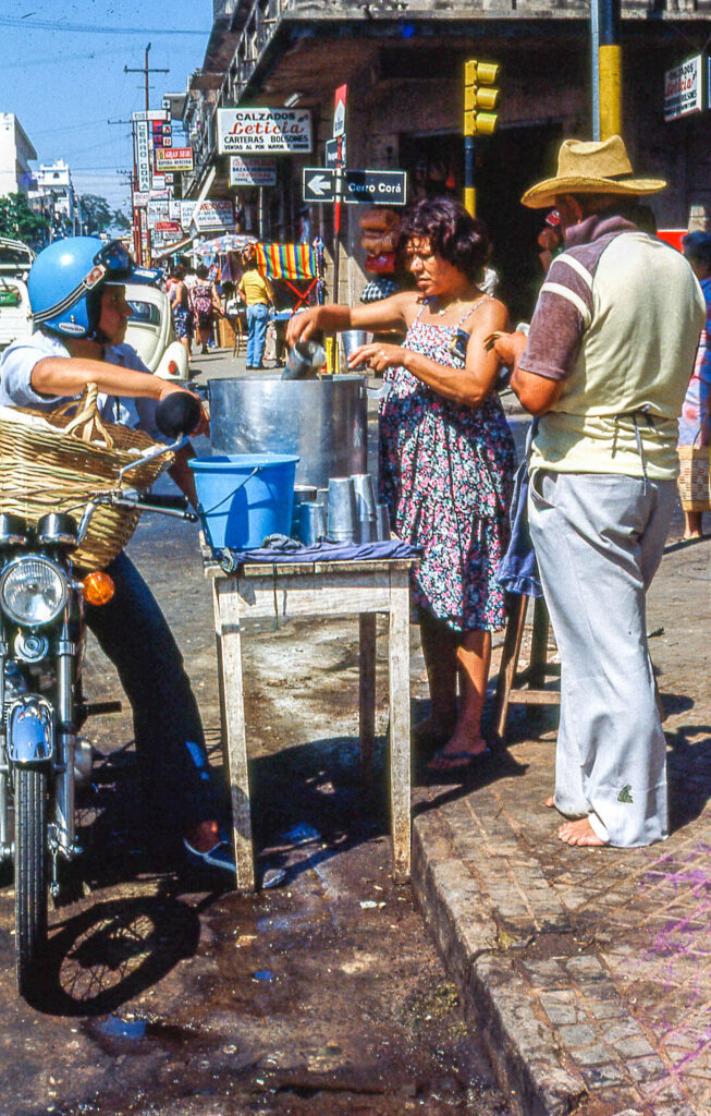 3 AUTOR, chipa, ciudad, Comida tipica, CULTURA PARAGUAYA, Cultura urbana, Diapos 35 mm, FU, J.M.Blanch, mujer, PARAGUAY, vendedora ambulante 2 SOPORTE ORIGINAL, 3 AUTOR, 4 LUGAR, ARQUITECTURA, CULTURA PARAGUAYA, Comida tipica, Cultura urbana, Diapos 35 mm, EDAD, Edificios, FU, J.M.Blanch, PARAGUAY, PERSONA, Pueblos de las Reducciones, TRABAJO, TRABAJO Y ARTESANIA, Urbanismo, adulto, chipa, ciudad, mujer, vendedor, vendedora ambulante