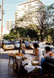 3 AUTOR, Cultura urbana, Diapos 35 mm, FU, J.M.Blanch, PARAGUAY, vendedora ambulante 2 SOPORTE ORIGINAL, 3 AUTOR, 4 LUGAR, CULTURA PARAGUAYA, Cultura urbana, Diapos 35 mm, FU, J.M.Blanch, PARAGUAY, Pueblos de las Reducciones, TRABAJO, TRABAJO Y ARTESANIA, vendedor, vendedora ambulante