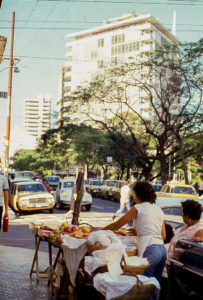 3 AUTOR, Cultura urbana, Diapos 35 mm, FU, J.M.Blanch, PARAGUAY, vendedora ambulante 2 SOPORTE ORIGINAL, 3 AUTOR, 4 LUGAR, CULTURA PARAGUAYA, Cultura urbana, Diapos 35 mm, FU, J.M.Blanch, PARAGUAY, Pueblos de las Reducciones, TRABAJO, TRABAJO Y ARTESANIA, vendedor, vendedora ambulante