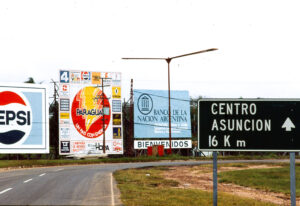 3 AUTOR, Cultura urbana, Diapos 35 mm, FU, J.M.Blanch, PARAGUAY, publicidad, ruta 2 SOPORTE ORIGINAL, 3 AUTOR, 4 LUGAR, COMUNICACIONES, CULTURA PARAGUAYA, Cultura urbana, Diapos 35 mm, FU, J.M.Blanch, PARAGUAY, Pueblos de las Reducciones, TRANSPORTES CAMINOS y VIAJES, Tipos de camino, letrero, publicidad, ruta