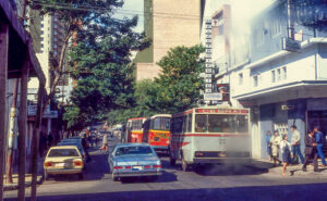 3 AUTOR, auto, automovil, ciudad, Cultura urbana, Diapos 35 mm, FU, J.M.Blanch, PARAGUAY, trafico, Urbanismo 2 SOPORTE ORIGINAL, 3 AUTOR, 4 LUGAR, ARQUITECTURA, CULTURA PARAGUAYA, Cultura urbana, Diapos 35 mm, Edificios, FU, J.M.Blanch, Medio de transporte, PARAGUAY, Pueblos de las Reducciones, TRANSPORTES CAMINOS y VIAJES, Urbanismo, _NUEVAS, auto, automovil, ciudad, trafico