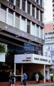 3 AUTOR, banco, ciudad, Cultura urbana, Diapos 35 mm, FU, J.M.Blanch, PARAGUAY, Urbanismo 2 SOPORTE ORIGINAL, 3 AUTOR, 4 LUGAR, ARQUITECTURA, CULTURA PARAGUAYA, Cultura urbana, Diapos 35 mm, Edificios, Edificios comerciales, FU, J.M.Blanch, PARAGUAY, Pueblos de las Reducciones, Urbanismo, banco, ciudad