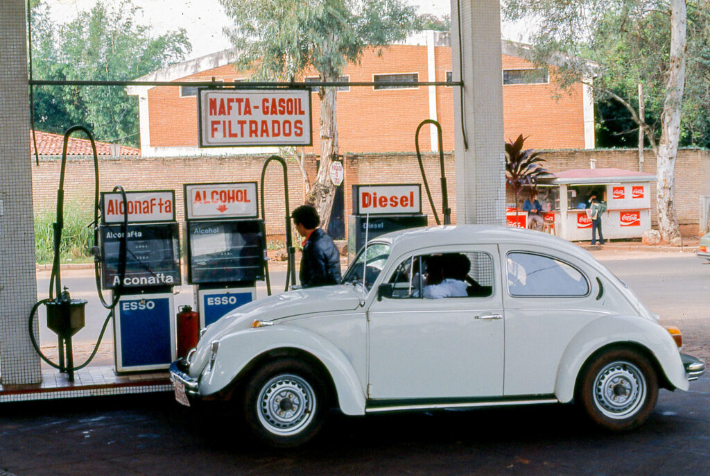 3 AUTOR, auto, automovil, combustible, Cultura urbana, Diapos 35 mm, estacion de servicio < COMERCIO INDUSTRIA EMPRESAS, FU, J.M.Blanch, OBJETOS, PARAGUAY, Urbanismo 2 SOPORTE ORIGINAL, 3 AUTOR, 4 LUGAR, ARQUITECTURA, COMERCIO INDUSTRIA EMPRESAS, CULTURA PARAGUAYA, Cultura urbana, Diapos 35 mm, Edificios, FU, J.M.Blanch, Medio de transporte, OBJETOS, PARAGUAY, Pueblos de las Reducciones, TRANSPORTES CAMINOS y VIAJES, Urbanismo, _NUEVAS, auto, automovil, combustible, estacion de servicio, gasolinera