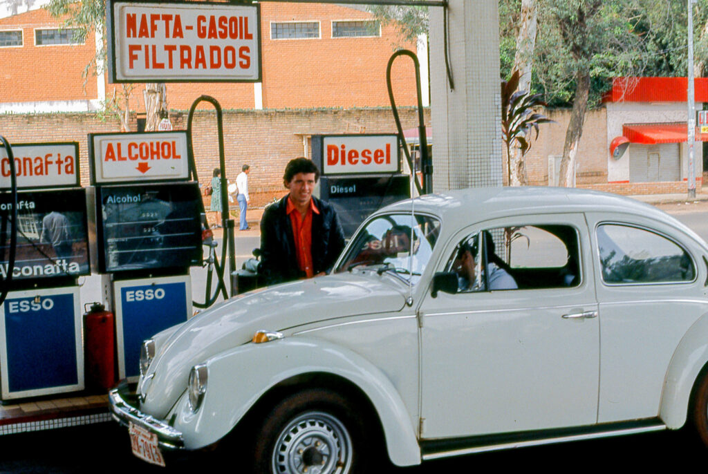 3 AUTOR, auto, automovil, combustible, Cultura urbana, Diapos 35 mm, estacion de servicio < COMERCIO INDUSTRIA EMPRESAS, FU, J.M.Blanch, OBJETOS, PARAGUAY, Urbanismo 2 SOPORTE ORIGINAL, 3 AUTOR, 4 LUGAR, ARQUITECTURA, COMERCIO INDUSTRIA EMPRESAS, CULTURA PARAGUAYA, Cultura urbana, Diapos 35 mm, Edificios, FU, J.M.Blanch, Medio de transporte, OBJETOS, PARAGUAY, Pueblos de las Reducciones, TRANSPORTES CAMINOS y VIAJES, Urbanismo, _NUEVAS, auto, automovil, combustible, estacion de servicio, gasolinera