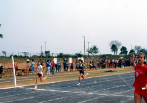 3 AUTOR, correr, Cultura urbana, DEPORTES JUEGOS VACACIONES, Diapos 35 mm, ejercicio, encuentro, FU, J.M.Blanch, joven < joven, PARAGUAY 2 SOPORTE ORIGINAL, 3 AUTOR, 4 LUGAR, CELEBRACIONES, COMUNICACIONES, CULTURA PARAGUAYA, Cultura urbana, DEPORTES JUEGOS VACACIONES, Diapos 35 mm, EDAD, FU, J.M.Blanch, PARAGUAY, PERSONA, Pueblos de las Reducciones, _NUEVAS, adolescente, correr, ejercicio, encuentro, joven, jovenes