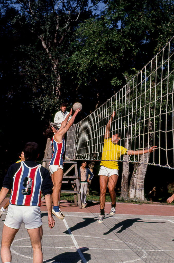3 AUTOR, Cultura urbana, DEPORTES JUEGOS VACACIONES, Diapos 35 mm, ejercicio, encuentro, FU, J.M.Blanch, joven < joven, PARAGUAY, saltar, volley 2 SOPORTE ORIGINAL, 3 AUTOR, 4 LUGAR, CELEBRACIONES, COMUNICACIONES, CULTURA PARAGUAYA, Cultura urbana, DEPORTES JUEGOS VACACIONES, Diapos 35 mm, EDAD, FU, J.M.Blanch, PARAGUAY, PERSONA, Pueblos de las Reducciones, _NUEVAS, adolescente, deporte, ejercicio, encuentro, joven, jovenes, saltar, volley